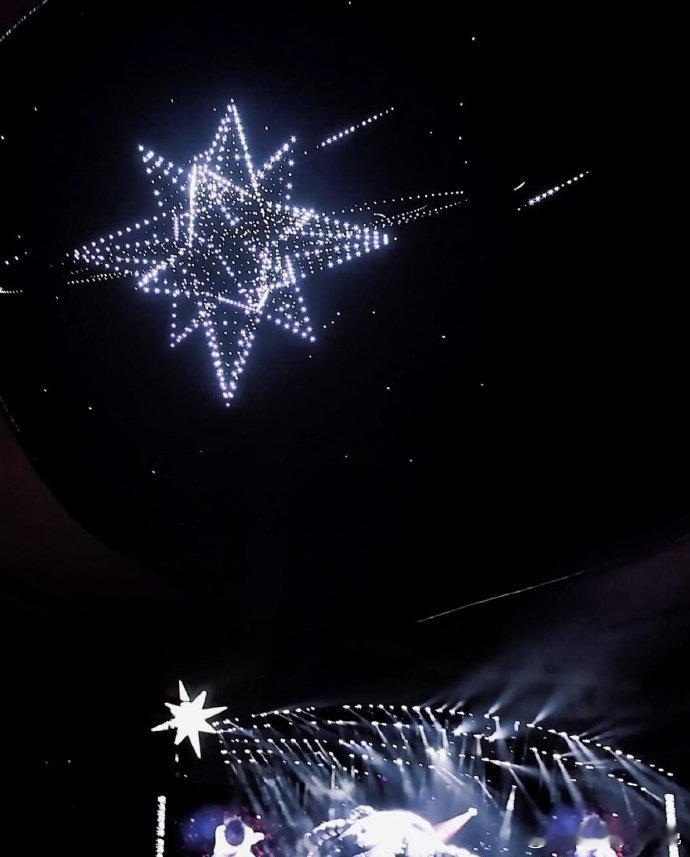 内娱399给我看这样的舞美周深用诚意打动全场！广州站399元票价，真唱实力拉满，