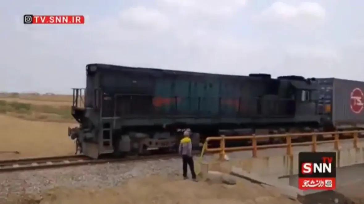 快讯： 数日前遭美军空袭的铁路桥已修复通车，中伊货运铁路重新运行。

据伊朗官方