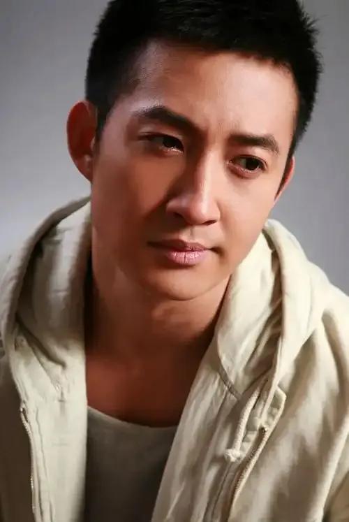 演员王阳说：“从小就想做商务精英，从来没想到做演员，我是独生子，我爸爸是做土特产