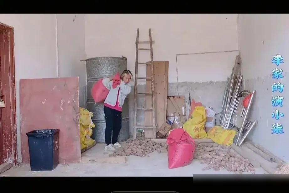 今天早上刷李氏可春视频把我笑死，李氏可春把客厅稻谷放他房间，然后把门🔒锁了，网