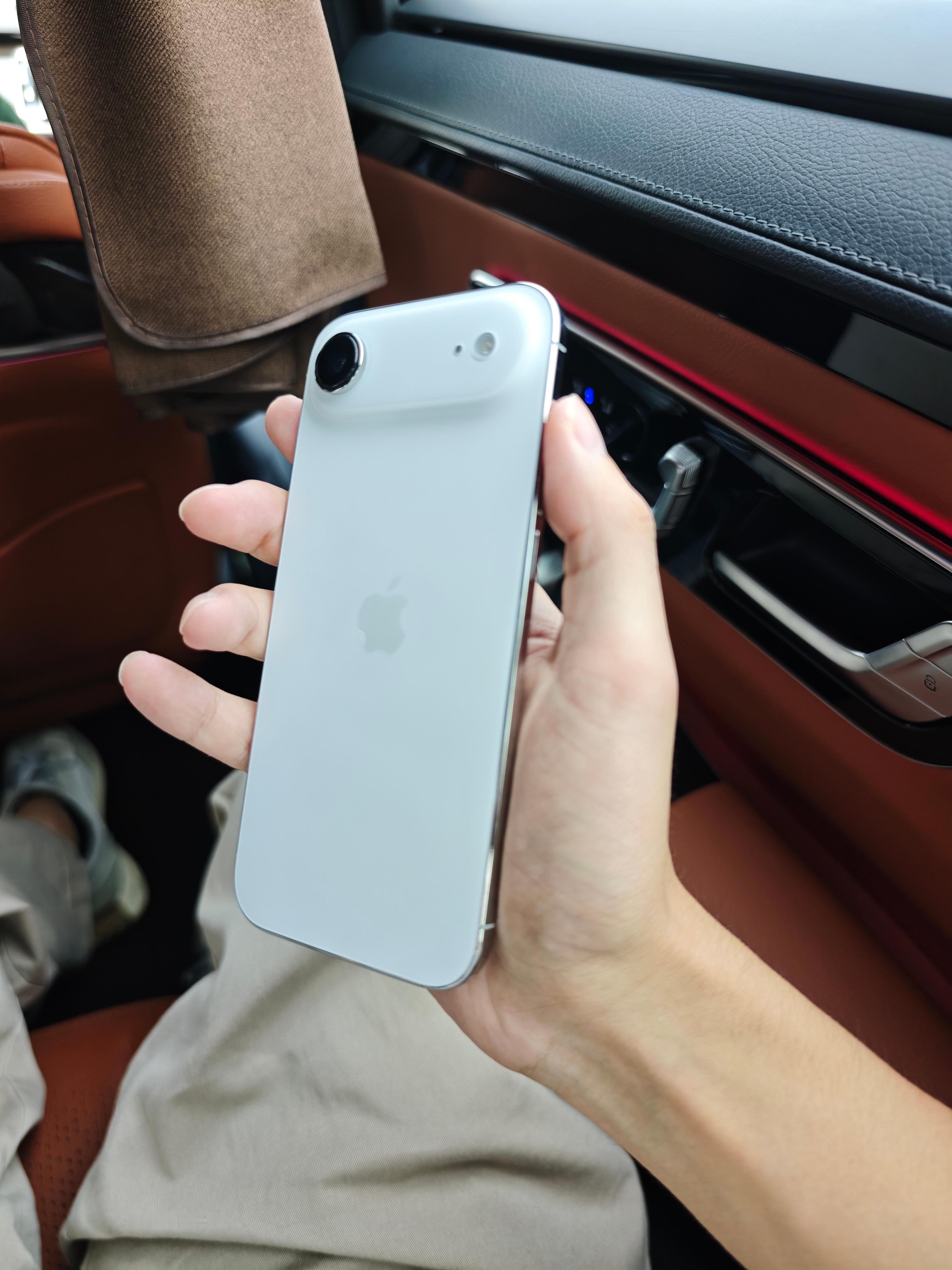 身边不少人在用iPhone Air，但一般都是双持手感太好了，真精致~ 