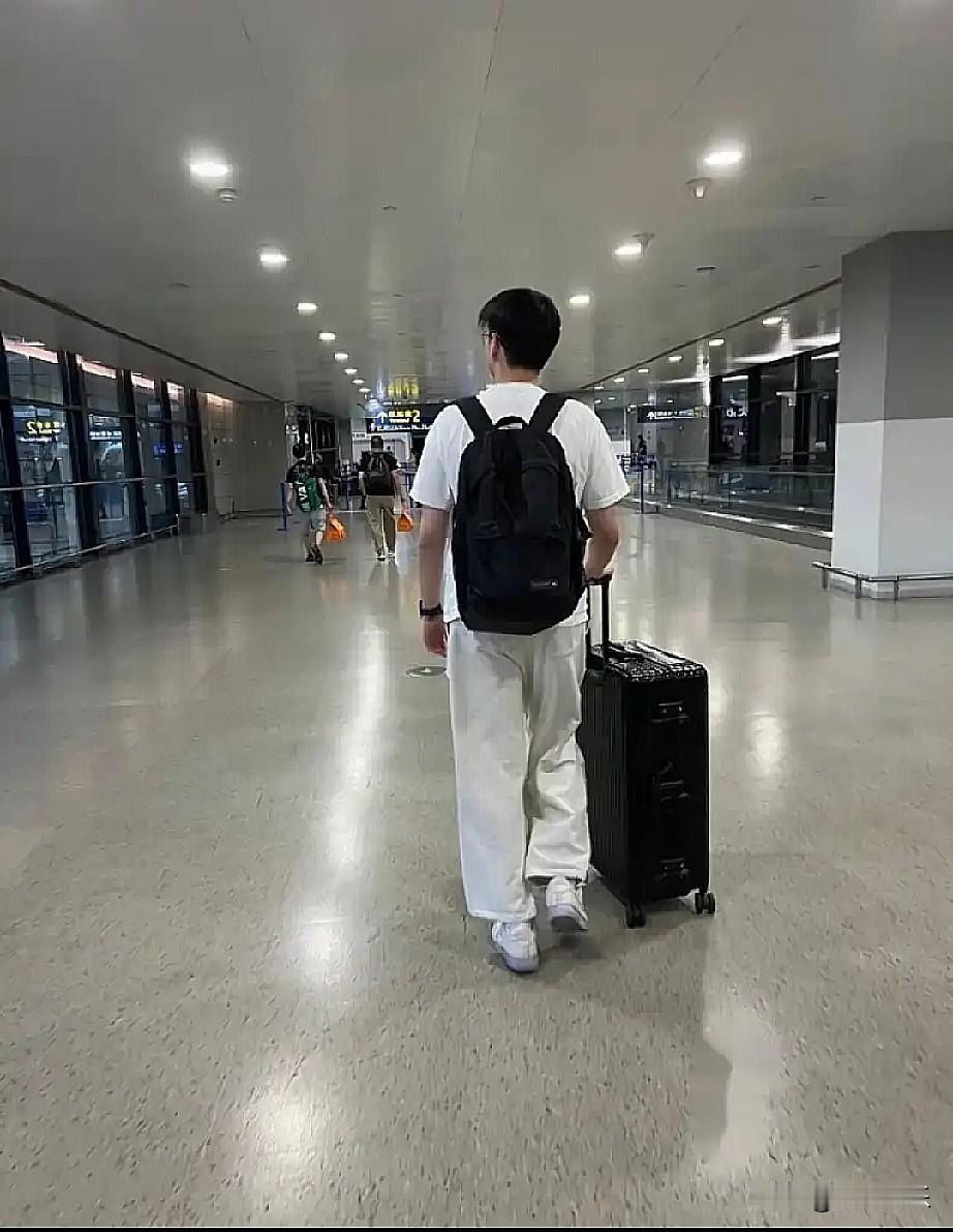 高考结束后，我儿子非要和同学去工厂打两个暑假工，一天十小时换五千块，理由是给自己