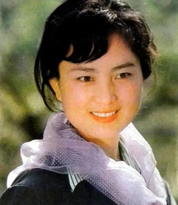 《瞧，这一家子》三位女演员张金玲、刘晓庆、方舒
你喜欢端庄大方的嘉英（张金玲）、