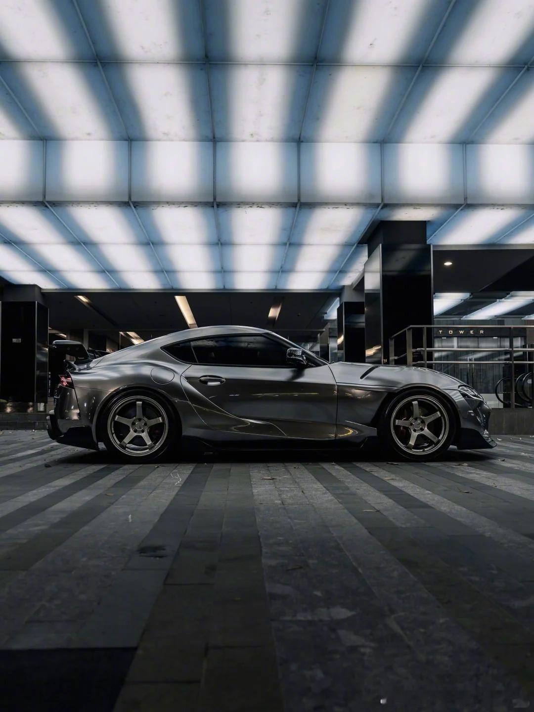 谁不为这辆Suuuuuupra的美貌惊叹！太帅辣！