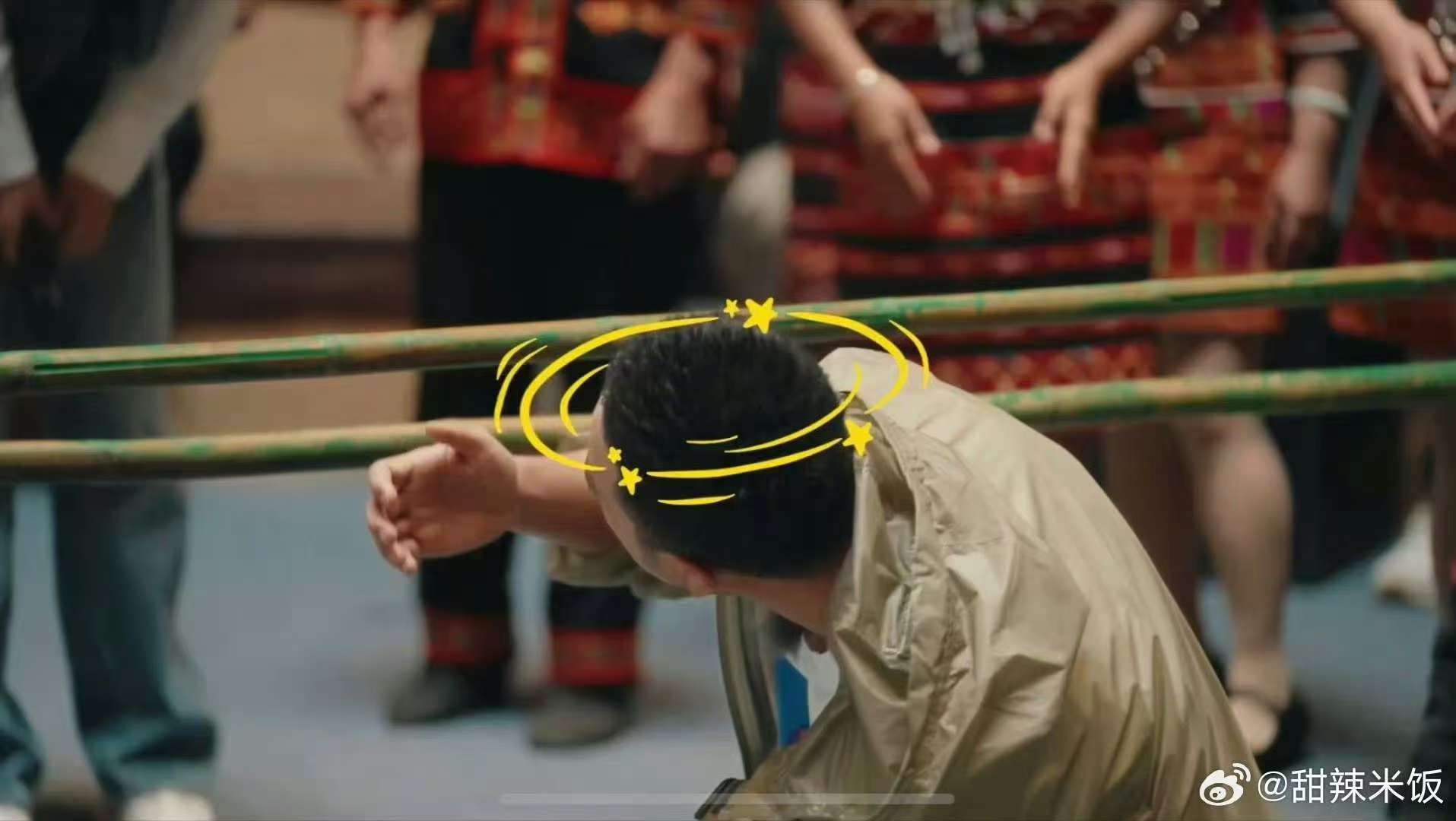 尼格买提头大的证据有了  尼格买提的竹竿舞挑战，让我们看到了坚持与勇气。尽管头大