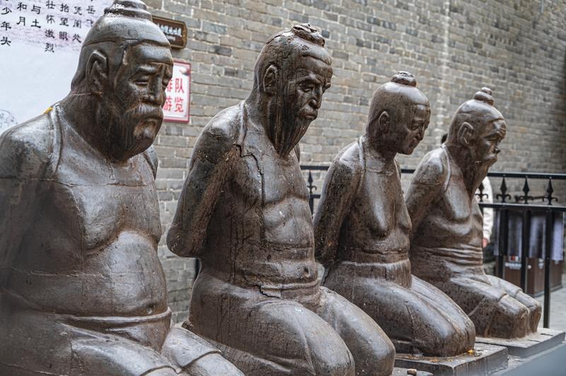 古代君王身边总不乏奸臣，像赵构身边的秦桧、嘉靖身边的严嵩、乾隆身边的和珅。难道君