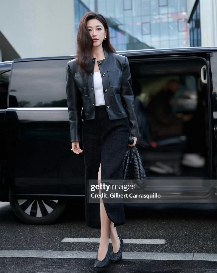 朱珠好绝的妈咪气质红毯高定、杂志封面从容驾驭，朱珠时尚资源持续在线。优雅穿搭衬出