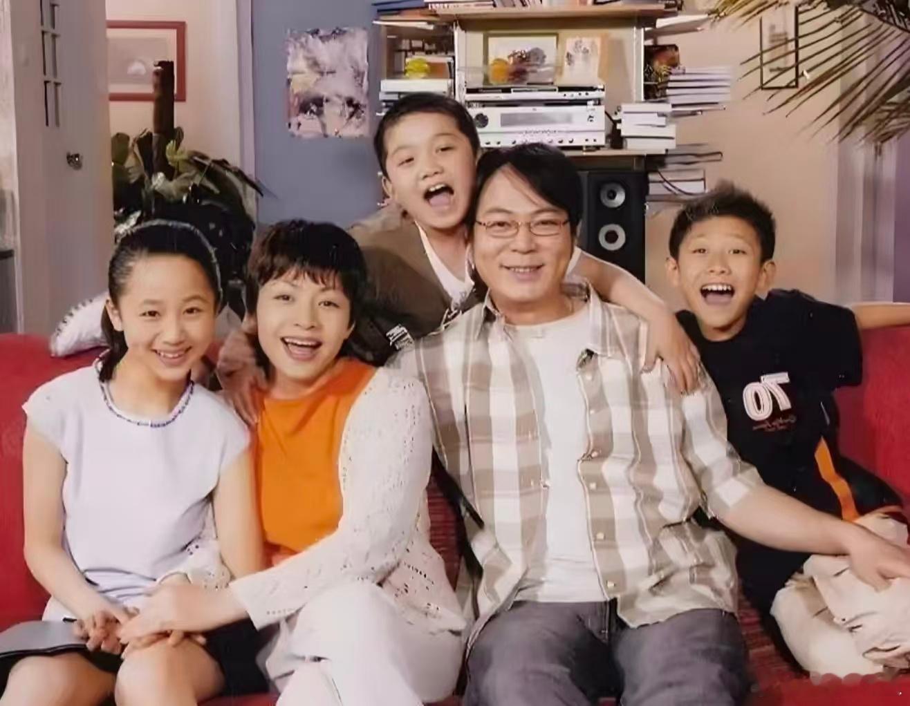 我又吃上家有儿女这口饭了 谁懂啊！两家人挤在一个小院里，大人拌嘴小孩捣蛋，这浓浓