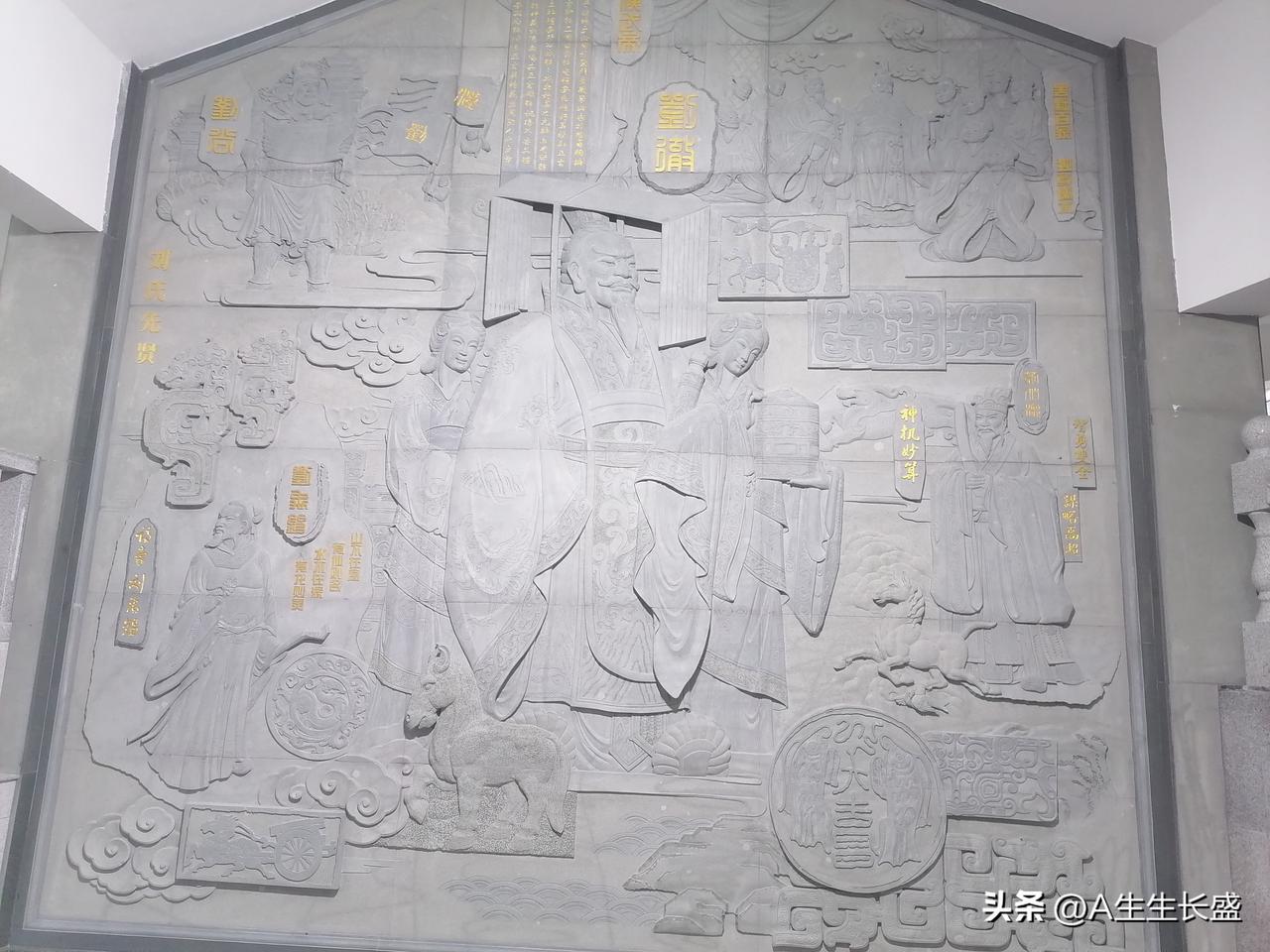 博物馆里立有几面巨幅浮雕，内容是表现历代名人和形象事迹，也表现族人发展历程。