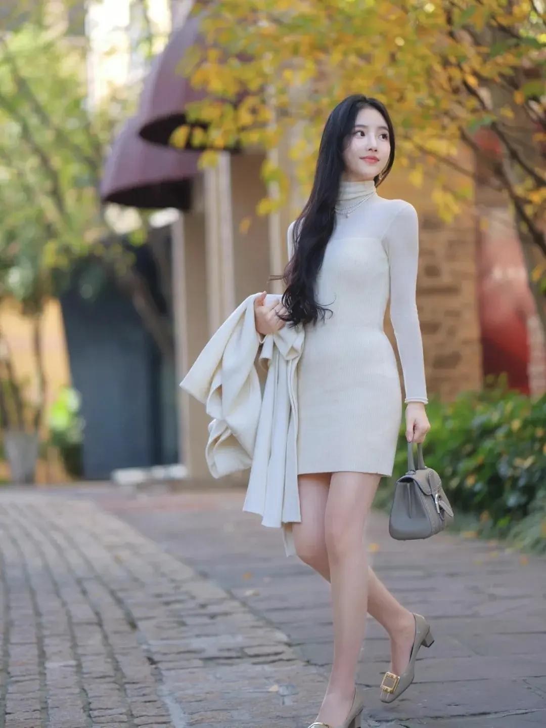 怎样穿搭知性又显身材?你身着一袭奶白色高领长裙，宛如从油画中走出的古典女神，优雅