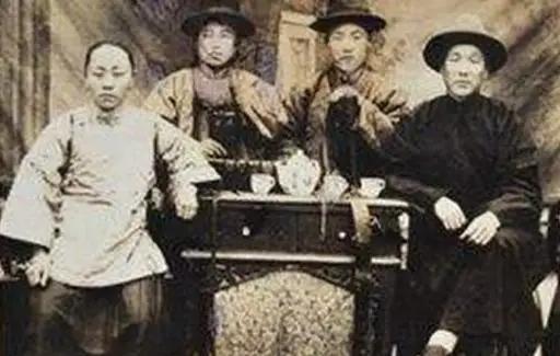 1833年山东大旱，颗粒无收，眼看就会有人被饿死，地主牟墨林打开自家粮仓做生意，