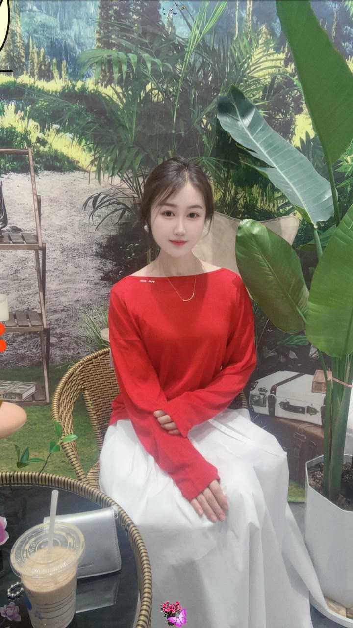 怎么穿才能更“温柔”?温柔穿搭的精髓，藏在简约配色与版型里！上身选一字领红色针织