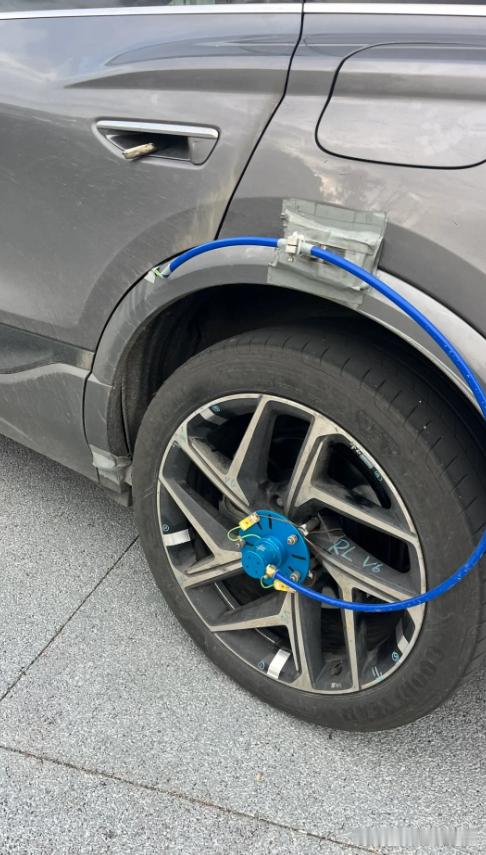 这车轱辘上是什么东西？ 