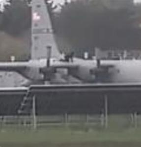 爱尔兰男子爬上美军C-130“大力神”运输机的机翼，用斧头猛劈机身、机翼和发动机