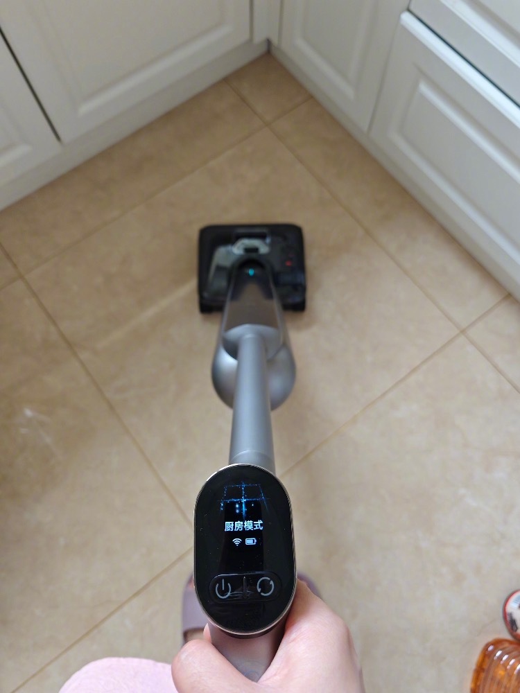 洗地机非常好，爱不释手[good][good]地面拖完亮亮的，很干净，厨房模式地