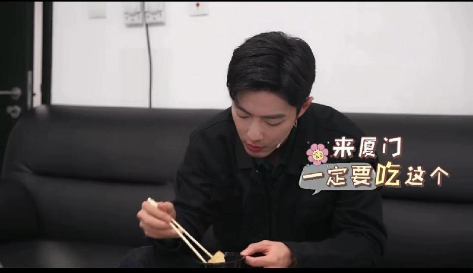 哈哈哈哈，肖战又可以去吃青岛的虾酿豆腐了[笑哭]，还记得青岛的城食记录里，肖战吃