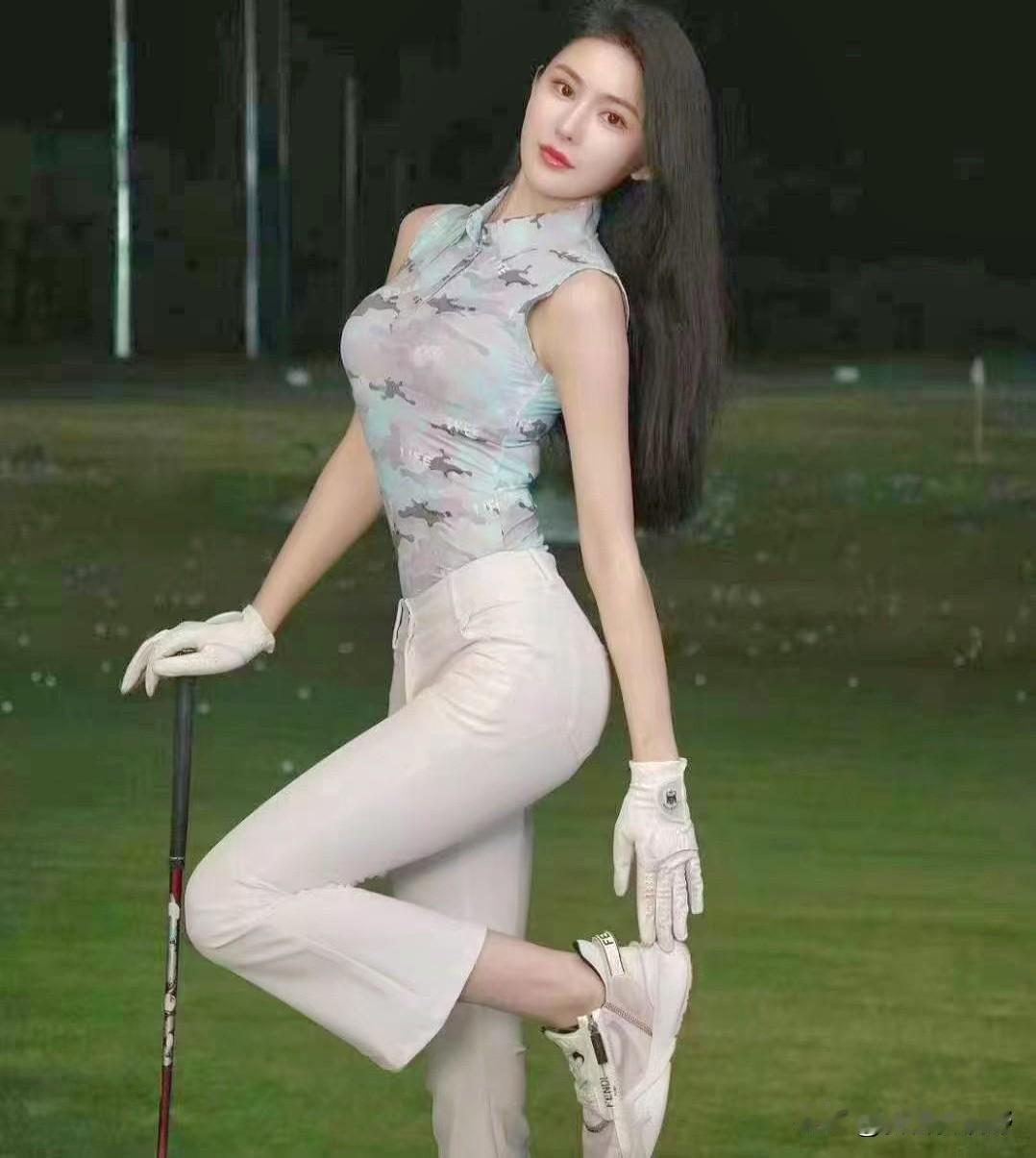 挥杆挥不尽，绿意满心间春日闲韵 户外高尔夫写真 锄地少女高尔夫 高尔夫人妖娆 击