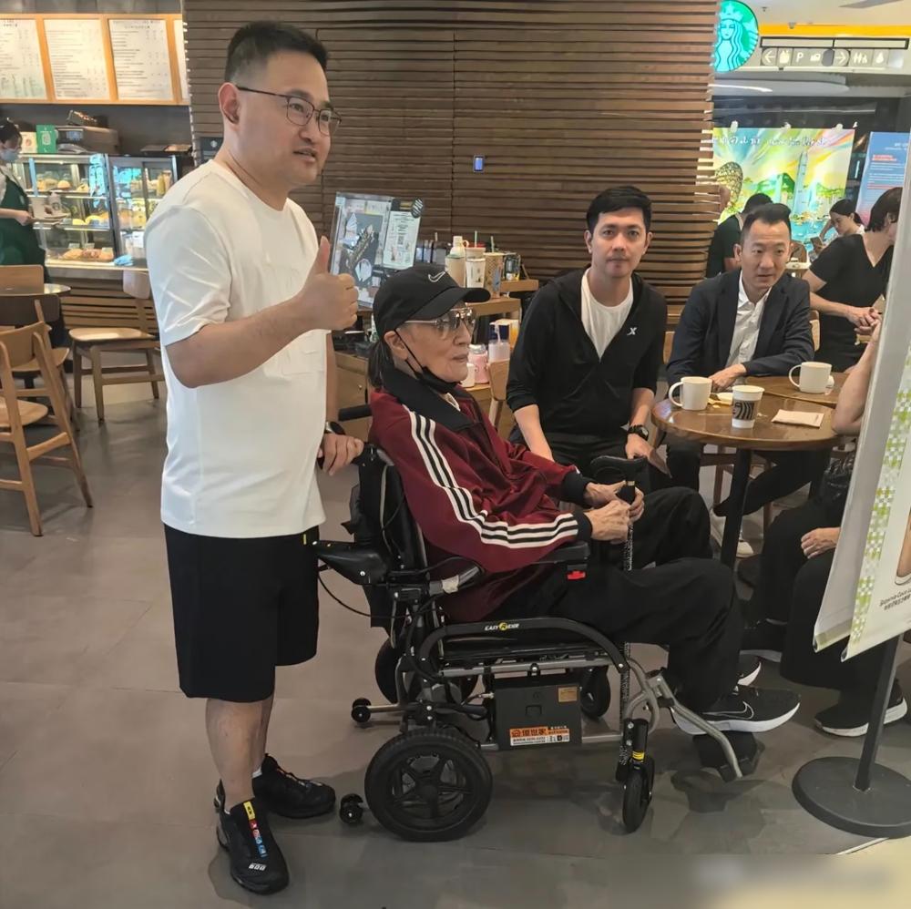 90岁谢贤山顶喝咖啡，嘴里空空荡荡，身边围着3个年轻人，竟没一个家人。
你以为
