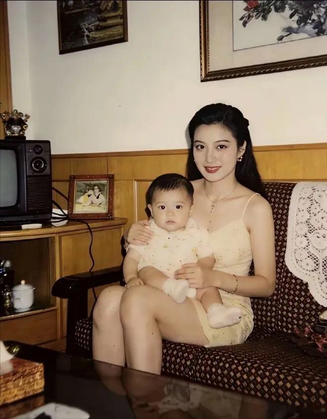 30 年前的上海居家照片，没有网红滤镜！大家来大胆猜测，2000 年上海这样的家