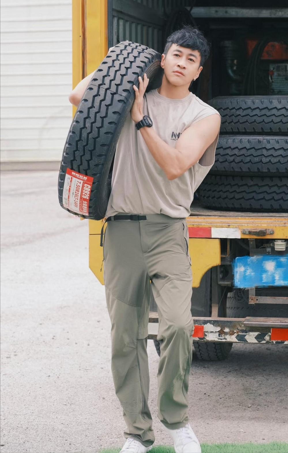 人在家中坐，钱从天上来！
何润东，开创了所有演员的先河，
50多岁的老头，一没作