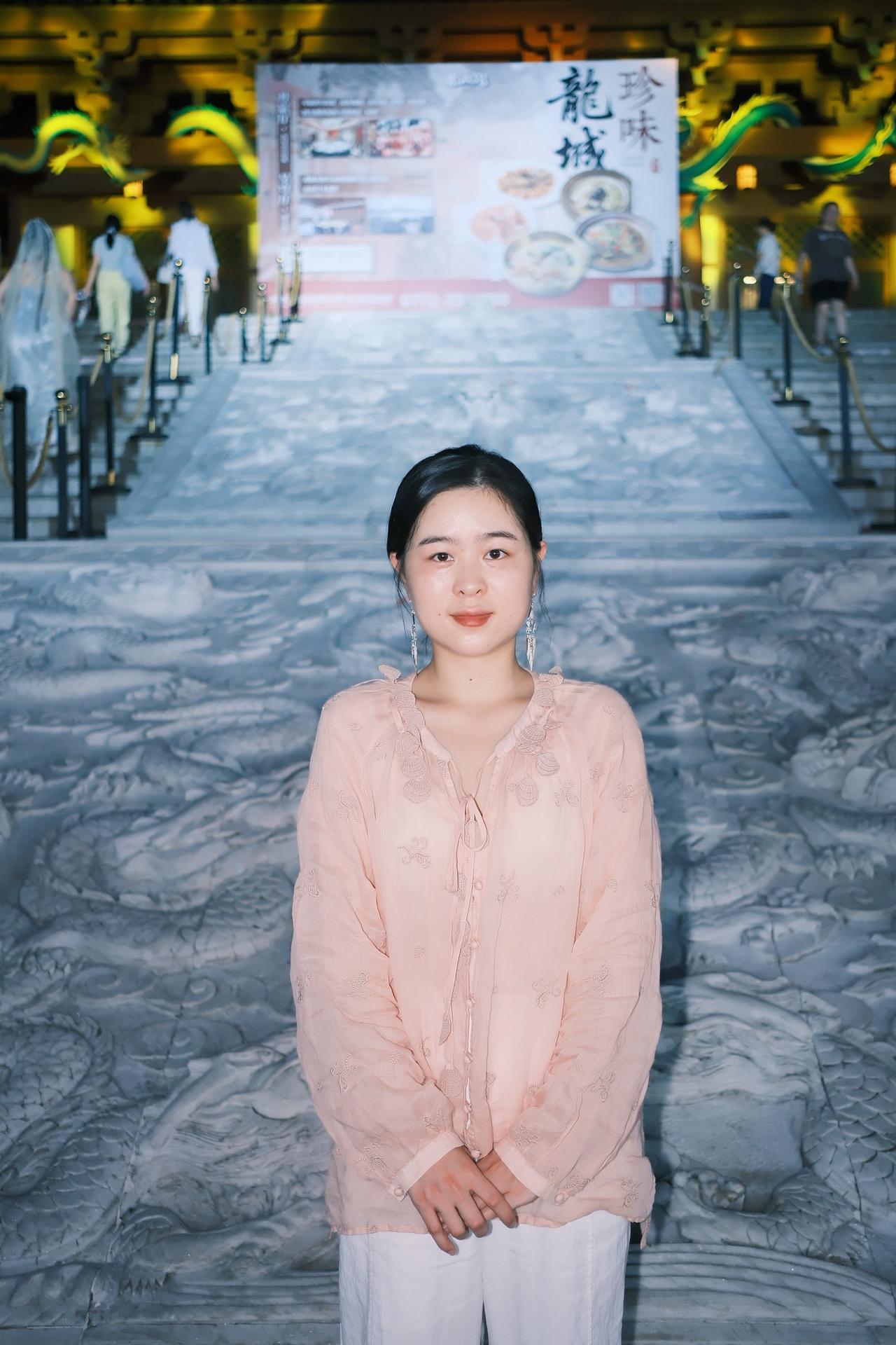 古镇偶遇，随拍2张生活碎片记录 温柔系穿搭灵感 国风打卡地推荐 国风才是主流