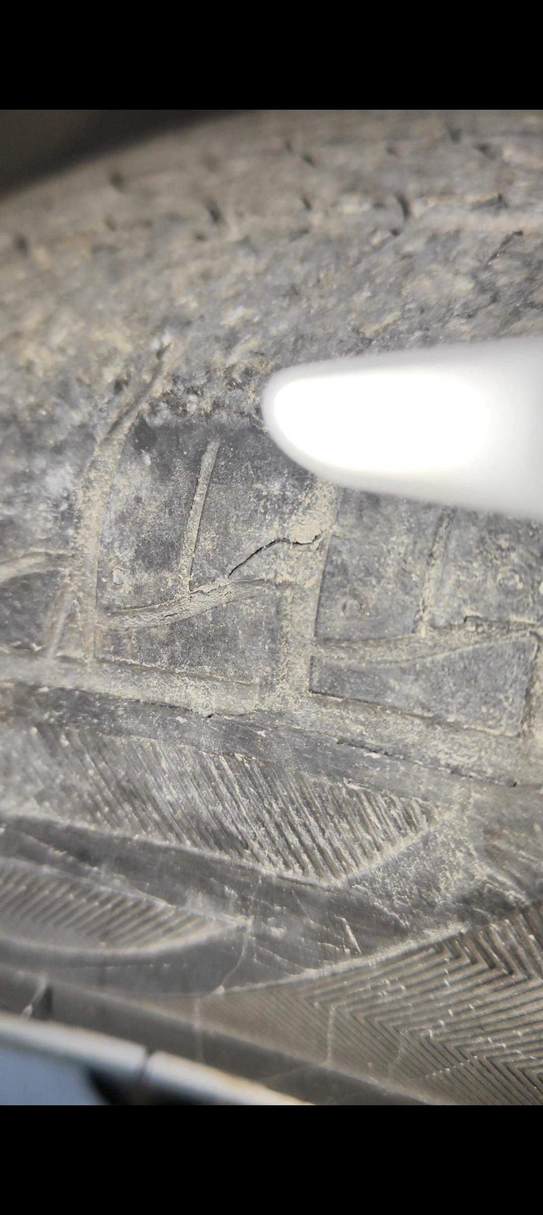 老铁们，我网上买的补胎液。
自己补一个小裂纹和一个小坑
应该没问题吧自行补胎