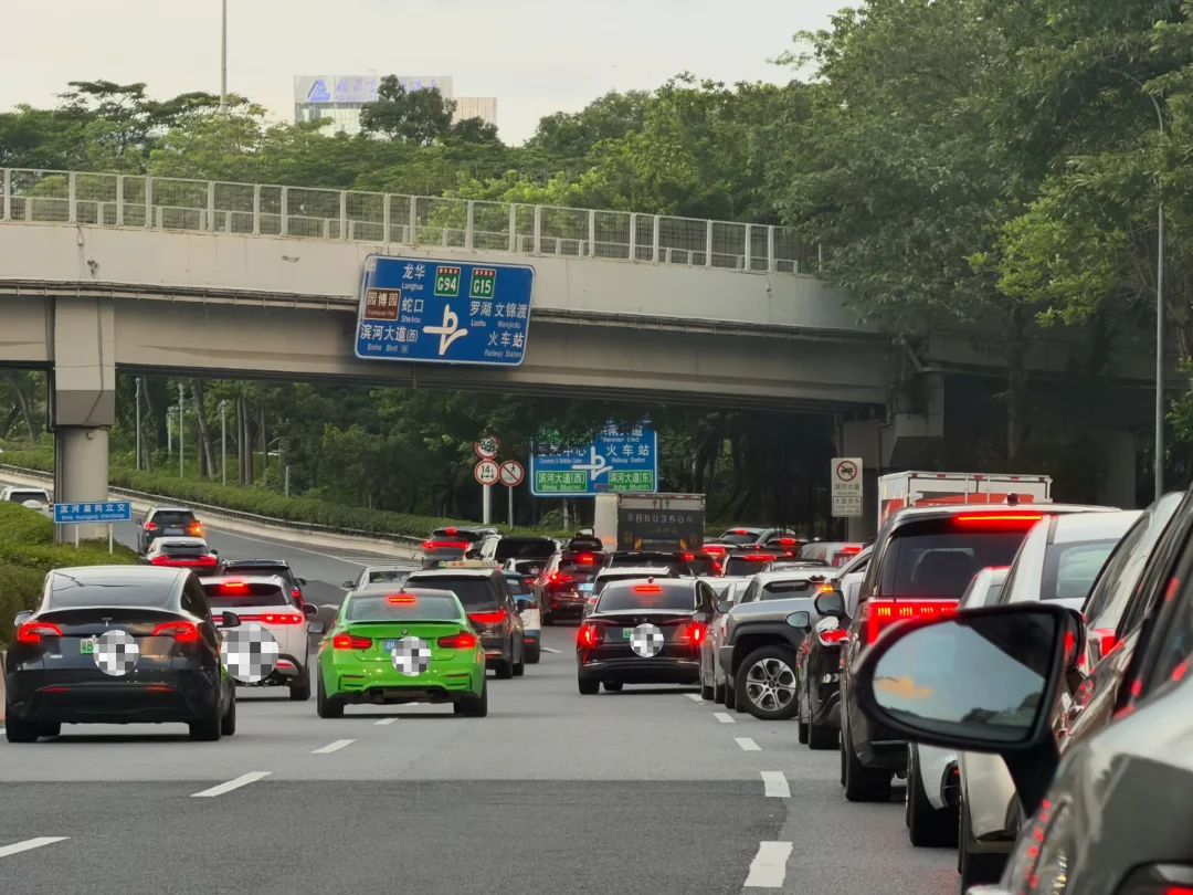 为什么这么多人在这转下滨河都不会排队？
