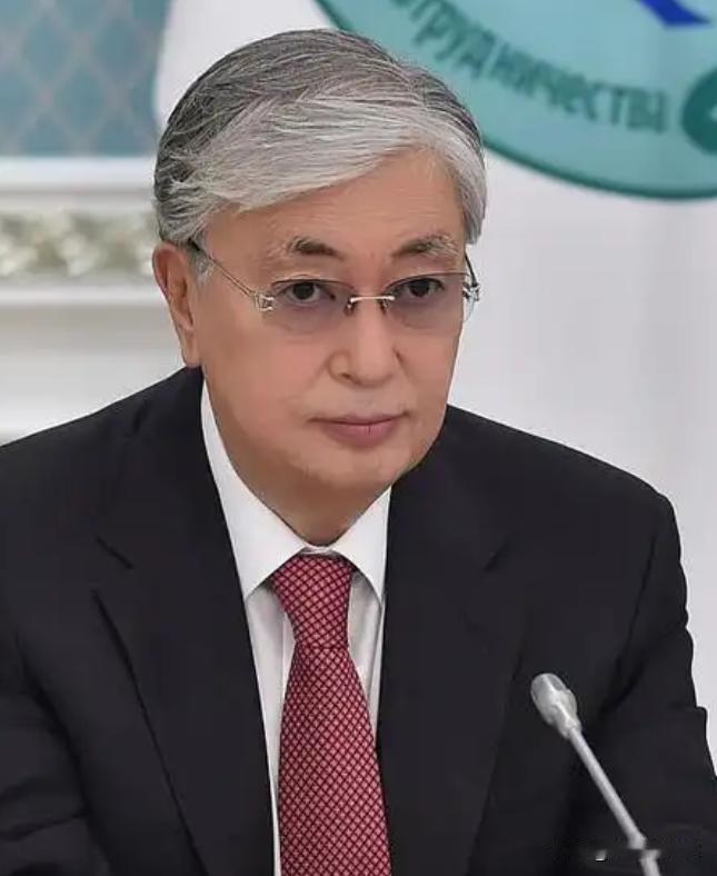 哈萨克斯坦这回算是把“摇摆”玩明白了，前脚刚跟美日签完稀土大单，后脚油轮就在黑海