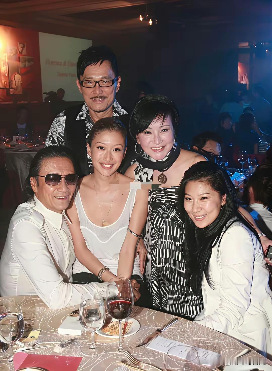 2011年的一张旧合影，真挺妙的，谢贤、前女友CoCo、女儿谢婷婷、前妻狄波拉，
