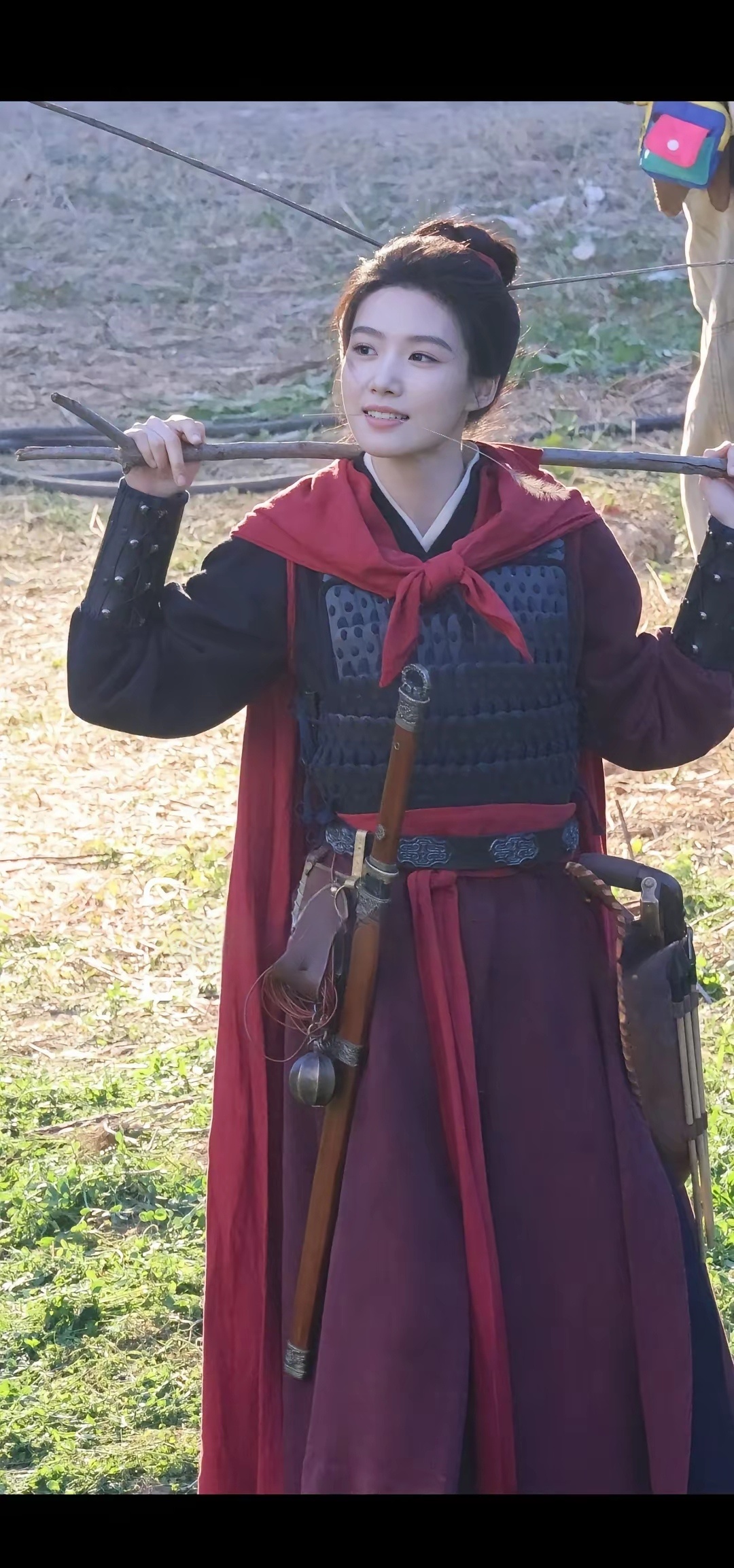 卢昱晓这张含狗尾巴草的样子，又野又灵，越看越好看。 