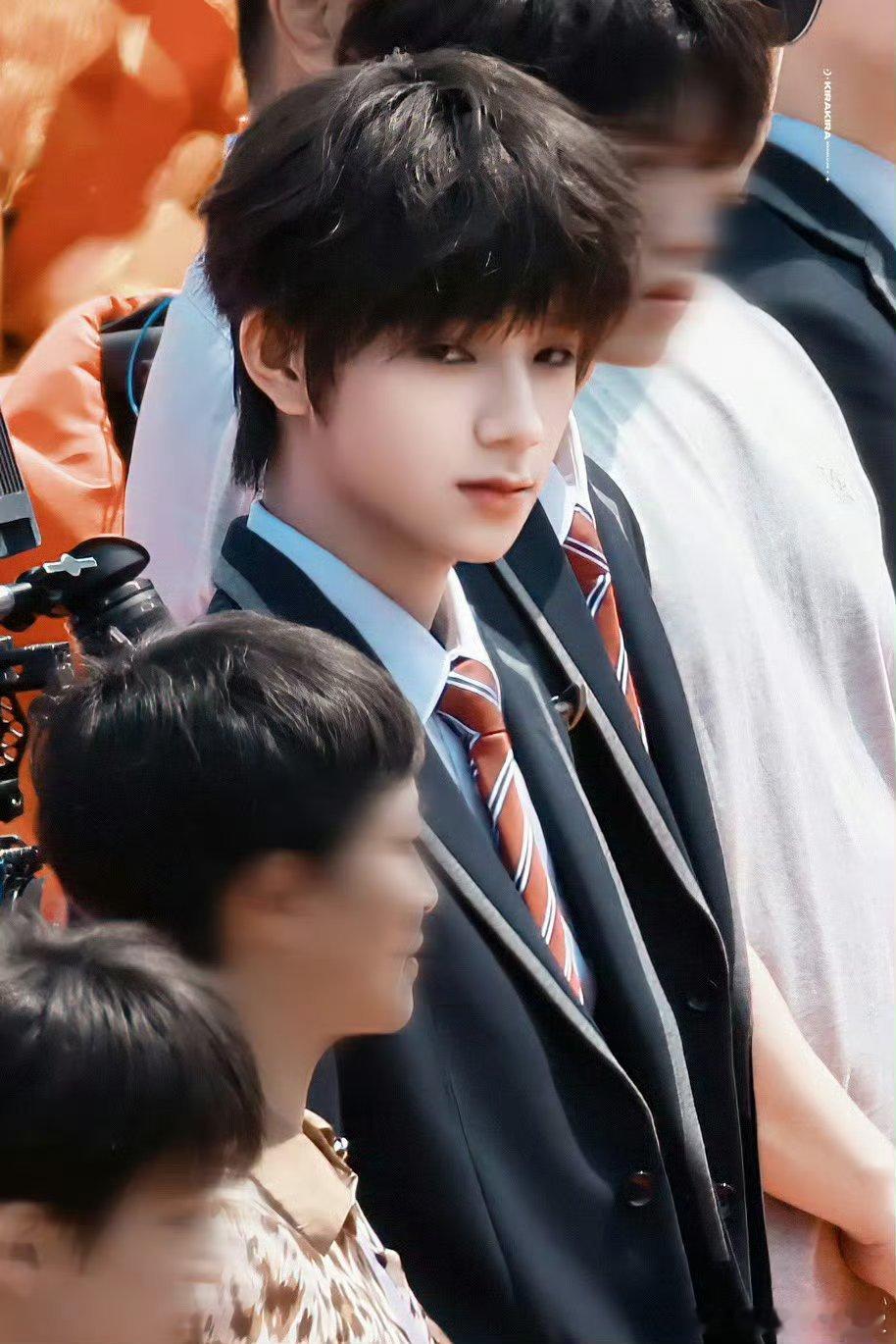 王橹杰彩烟应援  王橹杰新剧开机现场居然还有彩烟应援，这个太壮观了 