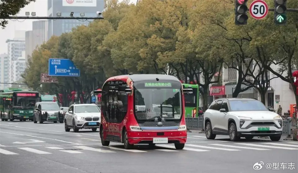 汽车看两会“L3其实只是过渡阶段，应该直接推动从L2跨越到L4。”何小鹏这个观点