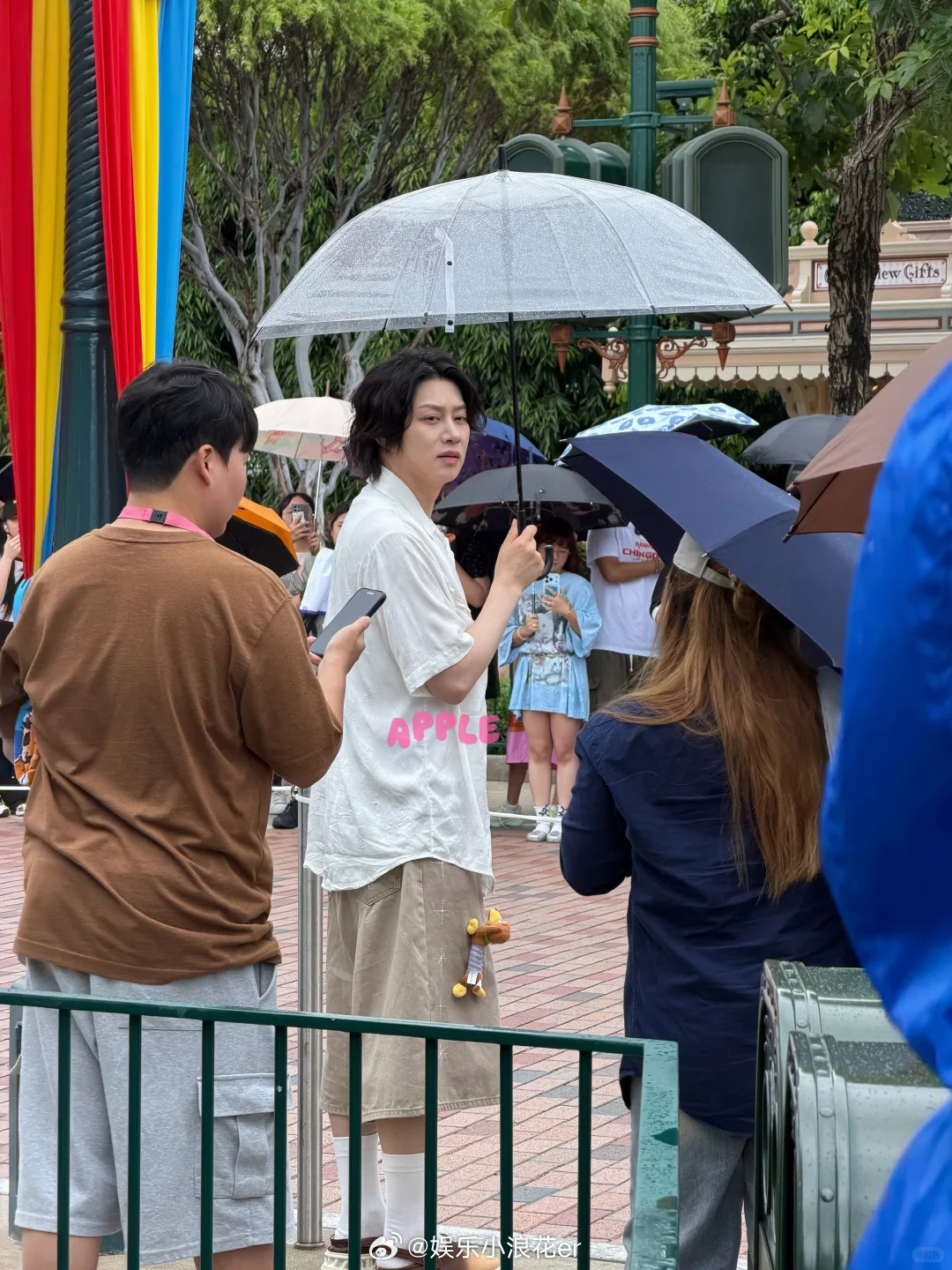 网友在港迪偶遇金希澈 有粉丝在港迪偶遇金希澈，谁羡慕了！！ 