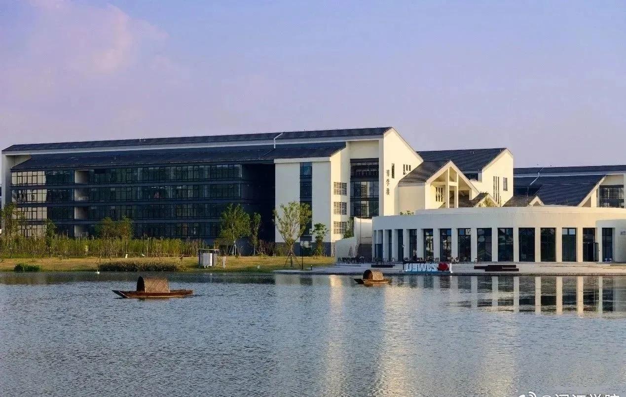 水韵悠长，薪火相传。
七十二载，浙江水院扎根江南沃土，
以水利为骨，以人文为魂。