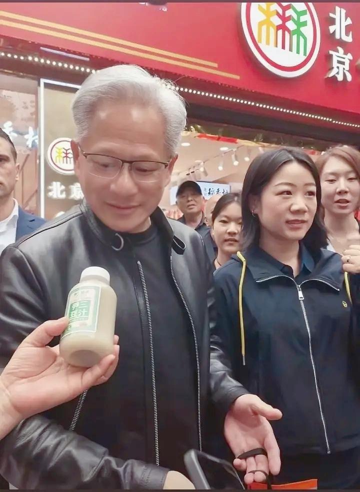 【黄仁勋在北京街头吃的食品是自己带的吗？】

我有一个自己的小问题，黄仁勋这两天
