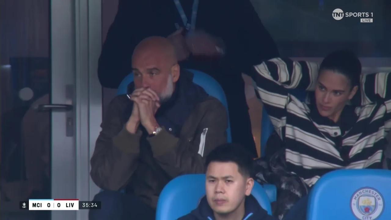 在曼城4-0击败利物浦的比赛中，瓜迪奥拉在看台上和女儿玛利亚一起目睹了自己球队的