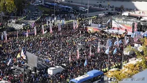 韩国爆发了大规模的“反对中国人免签入境”的游行。
 
他们嘴里喊着“资源被占了”