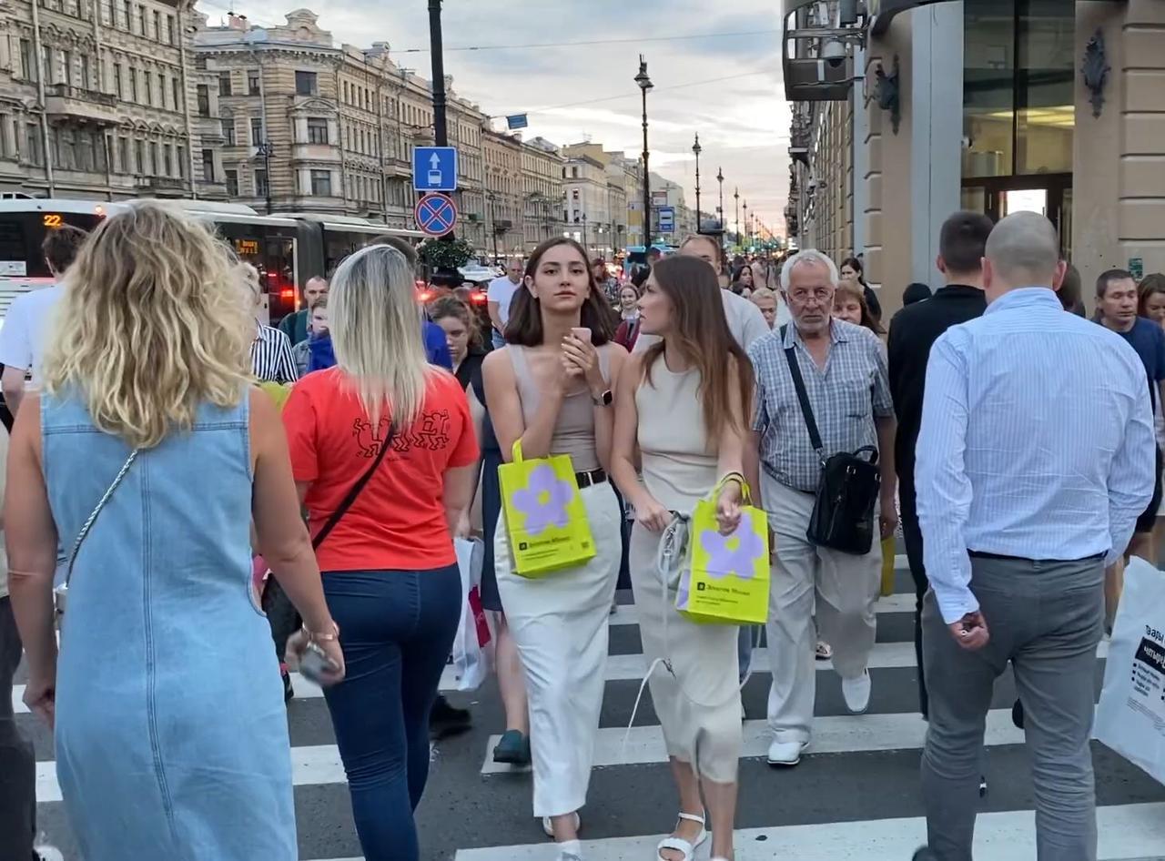 俄罗斯年轻的女子为什么都愿意支持丈夫去前线？其实并不是她们多爱国，只是因为俄罗斯