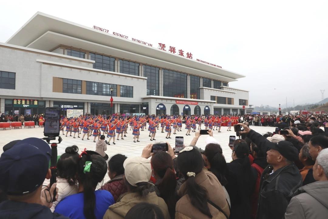 南凭高铁崇凭段今日开通 南宁至凭祥75分钟直达
 
2025年12月5日，南宁至