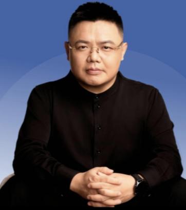 2014年，白伟民的公司倒闭，所有人都选择离开，只有一个人赖着不走。白伟民问她“