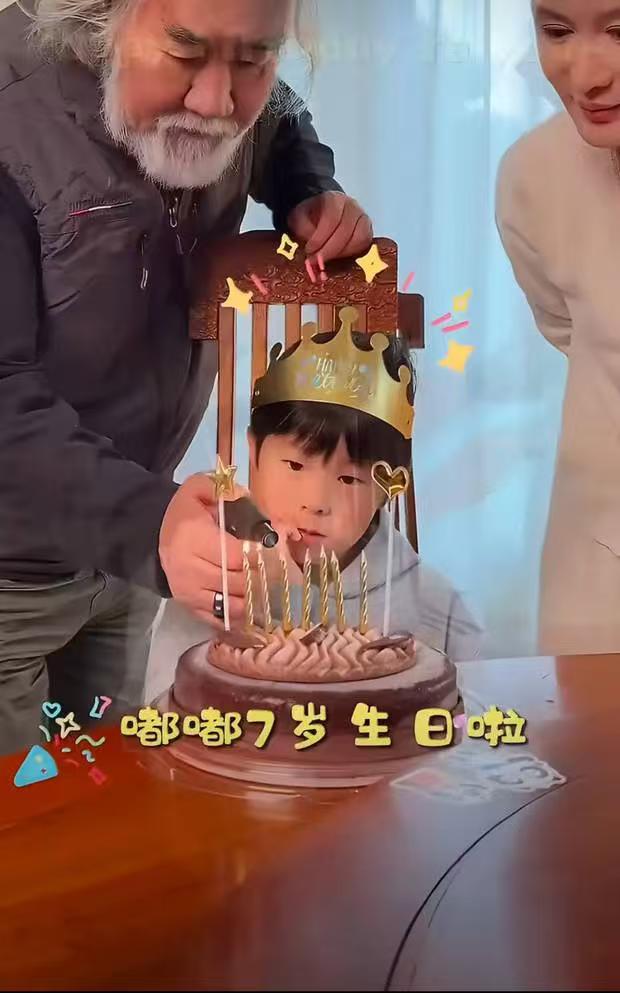 张纪中大儿子7岁了，小眼睛单眼皮，和弟弟妹妹很像，和48岁的大姐张语芯很不像！