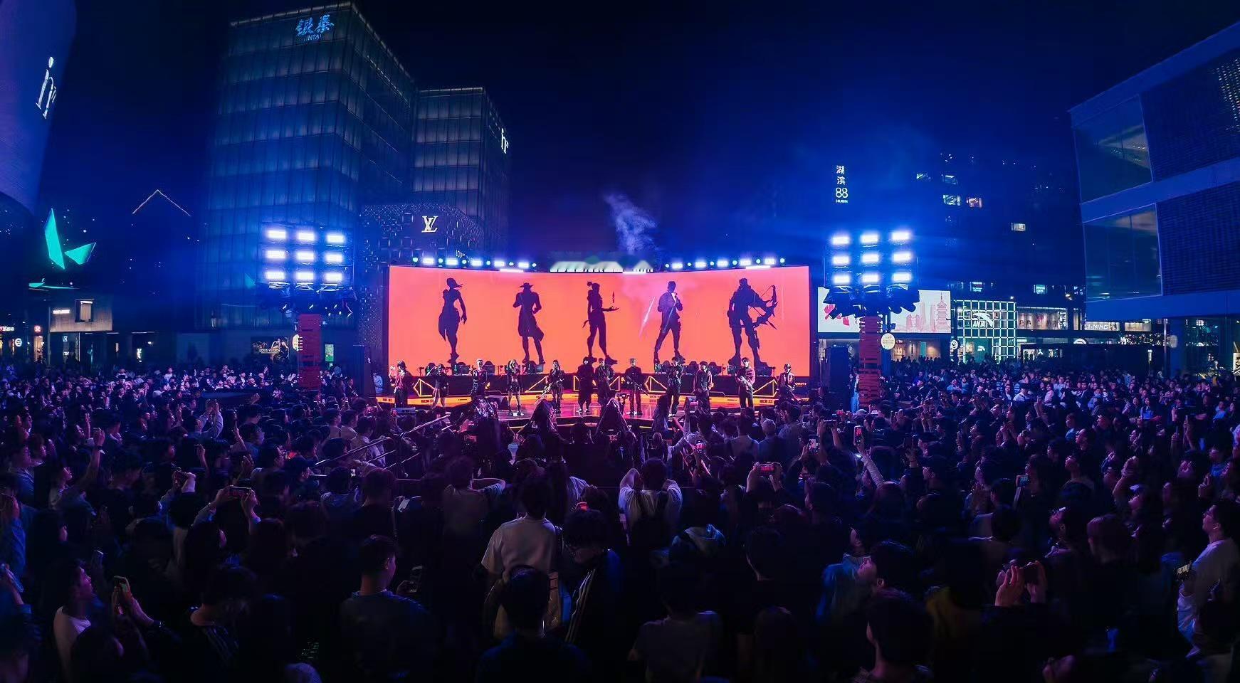 无畏契约杭州时装周无畏契约潮流穿搭无畏登场锋芒尽显，黑红主调燃炸现场，街头潮酷与