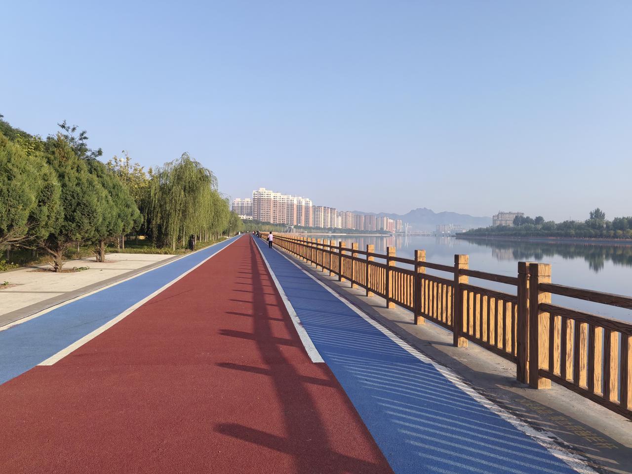 我的运动日常和爱人一起在河边晨练，跑跑步，聊聊天，看看广场舞