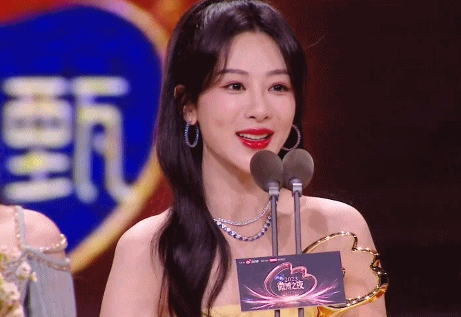 杨紫三封Queen18年《香蜜》大爆一封19年《亲爱的，热爱的》大爆二封23年《