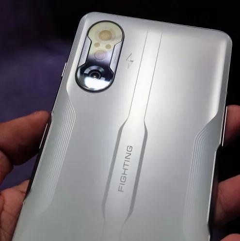 土豪舍友出门经常带两台手机，iPhone 13主力机，Redmi K40备用。不