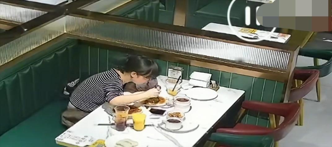 福建平潭。女生餐馆用餐，消费了78元。没想到吃完把自己头发拔一根放进去食物，然后