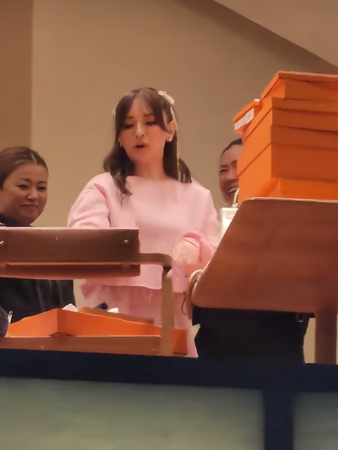 滨崎步46岁，还是挺可爱的……买爱马仕的时候神采飞扬，中国赚钱中国花。 ​​​