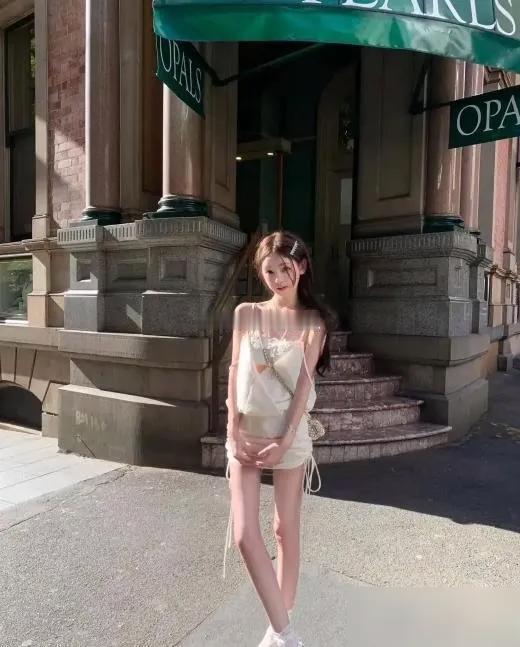 王思聪女友疯了？连发15张图一张露背照直接把小小只的昵称给坐实了。 很多人还在扒