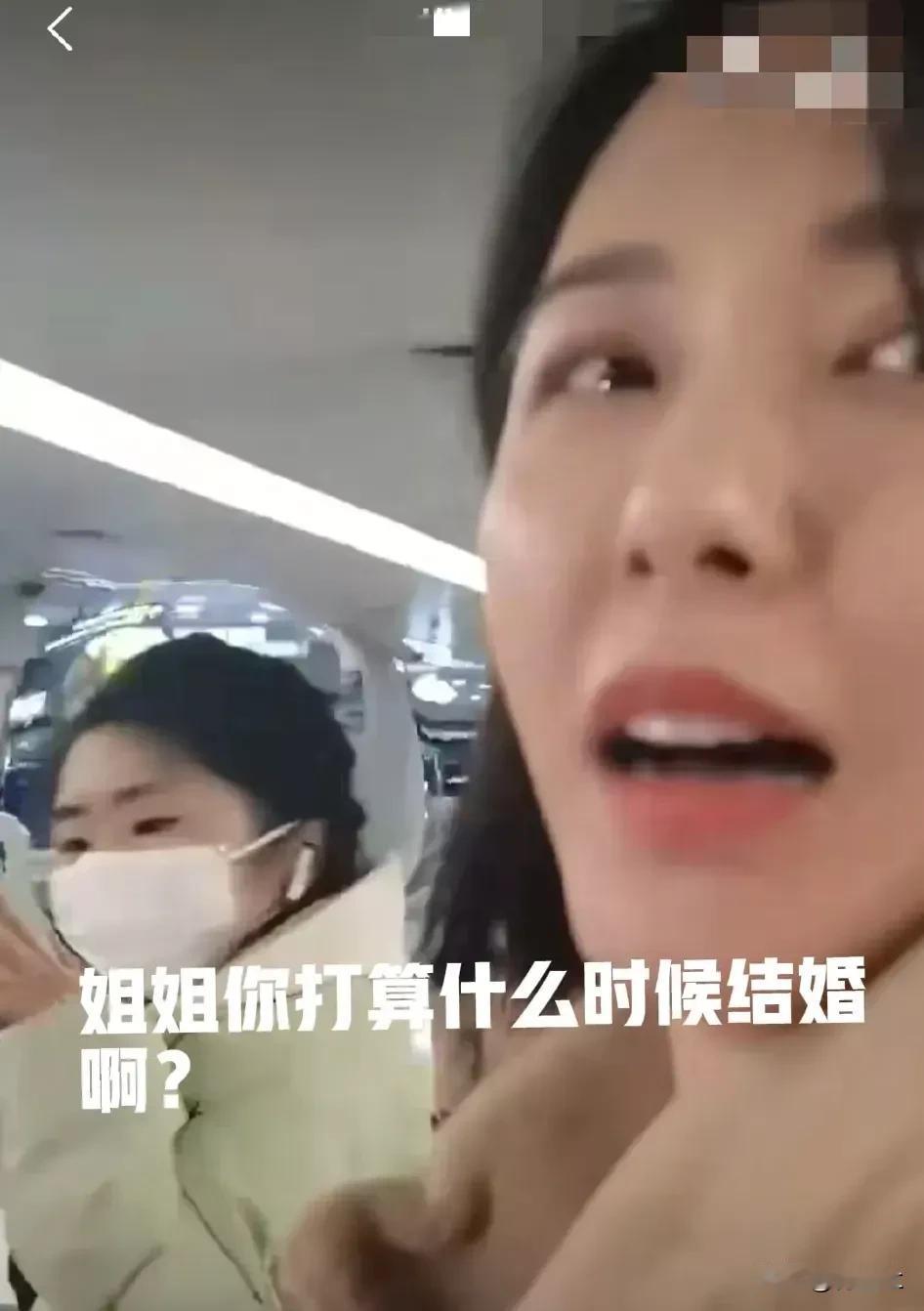 2月20日，湖北荆州出生的女演员曾黎在机场遭遇粉丝催婚，引发社会广泛关注。面对粉
