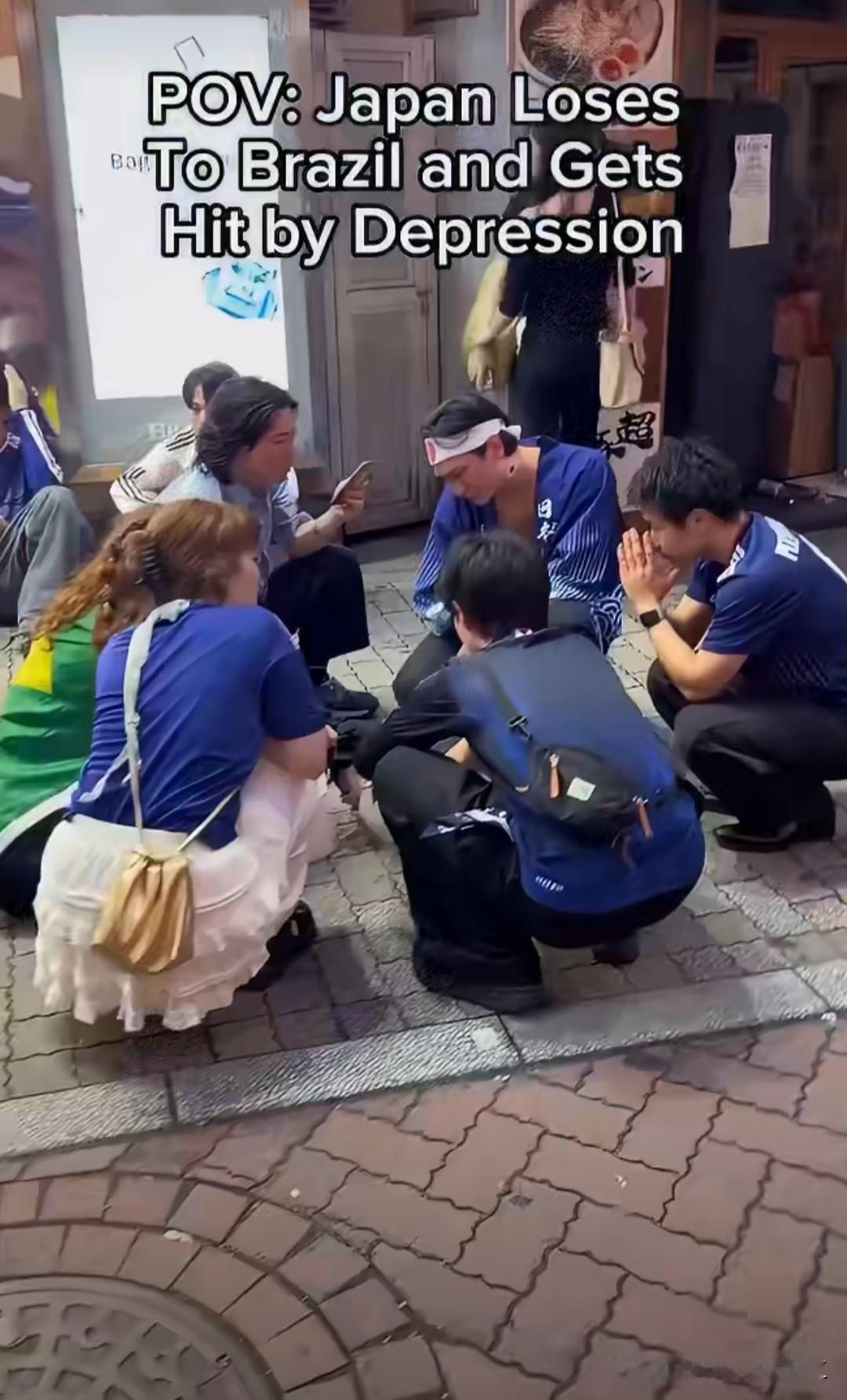 日本队在世界杯被巴西淘汰之后，日本东京涉谷的球迷